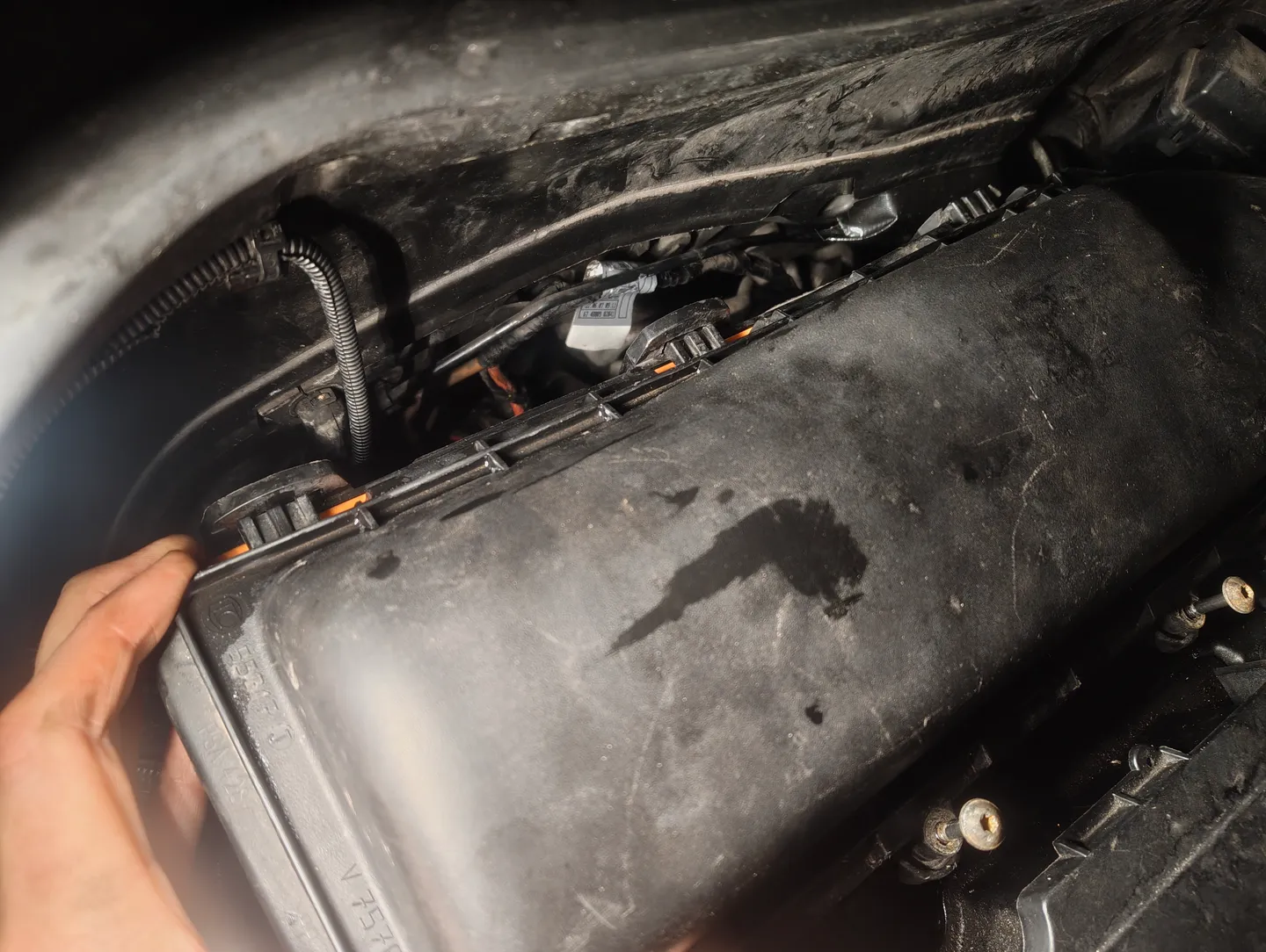 Air filter housing plastic clips