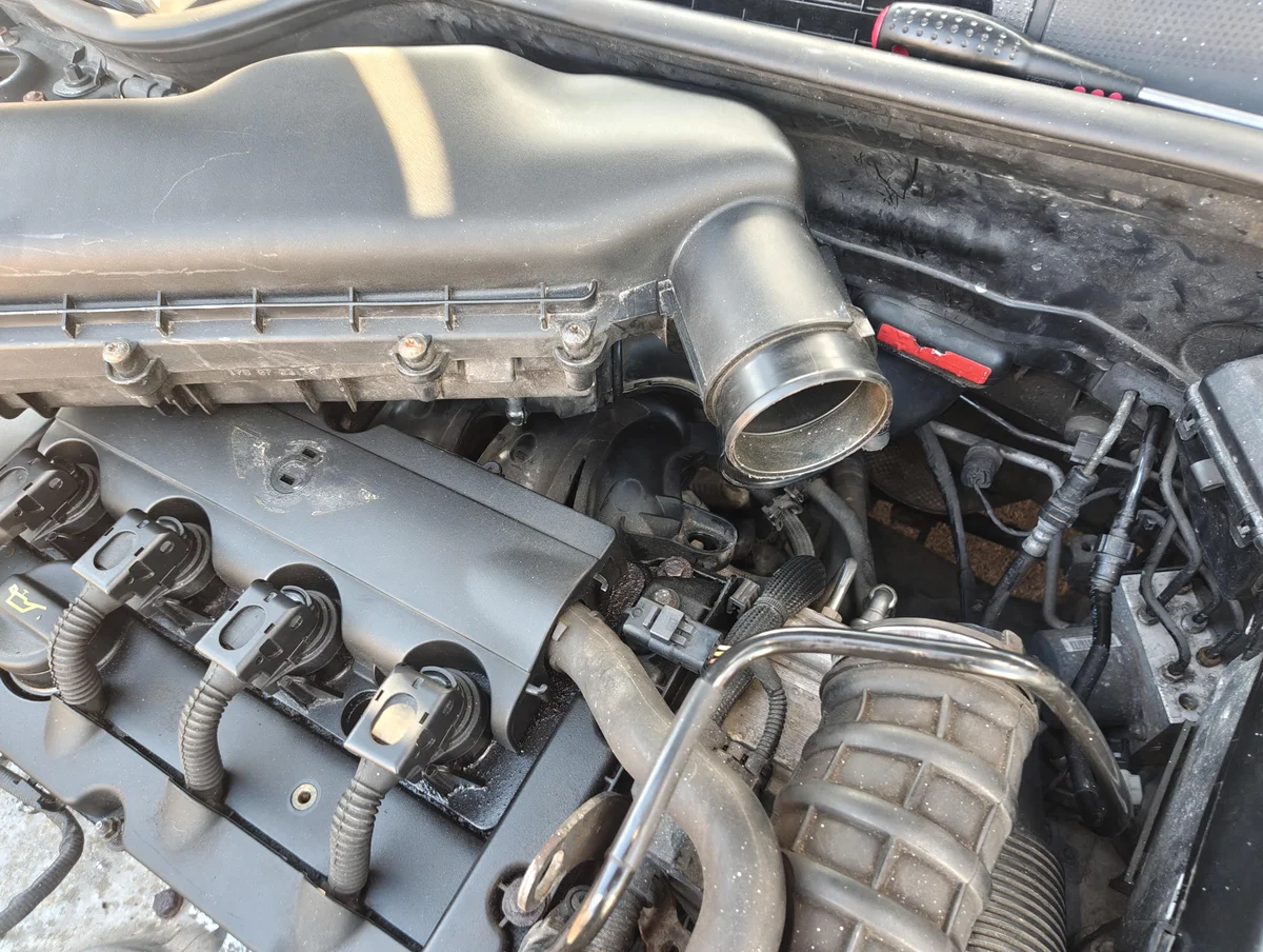 Air filter housing sitting on top of valve cover