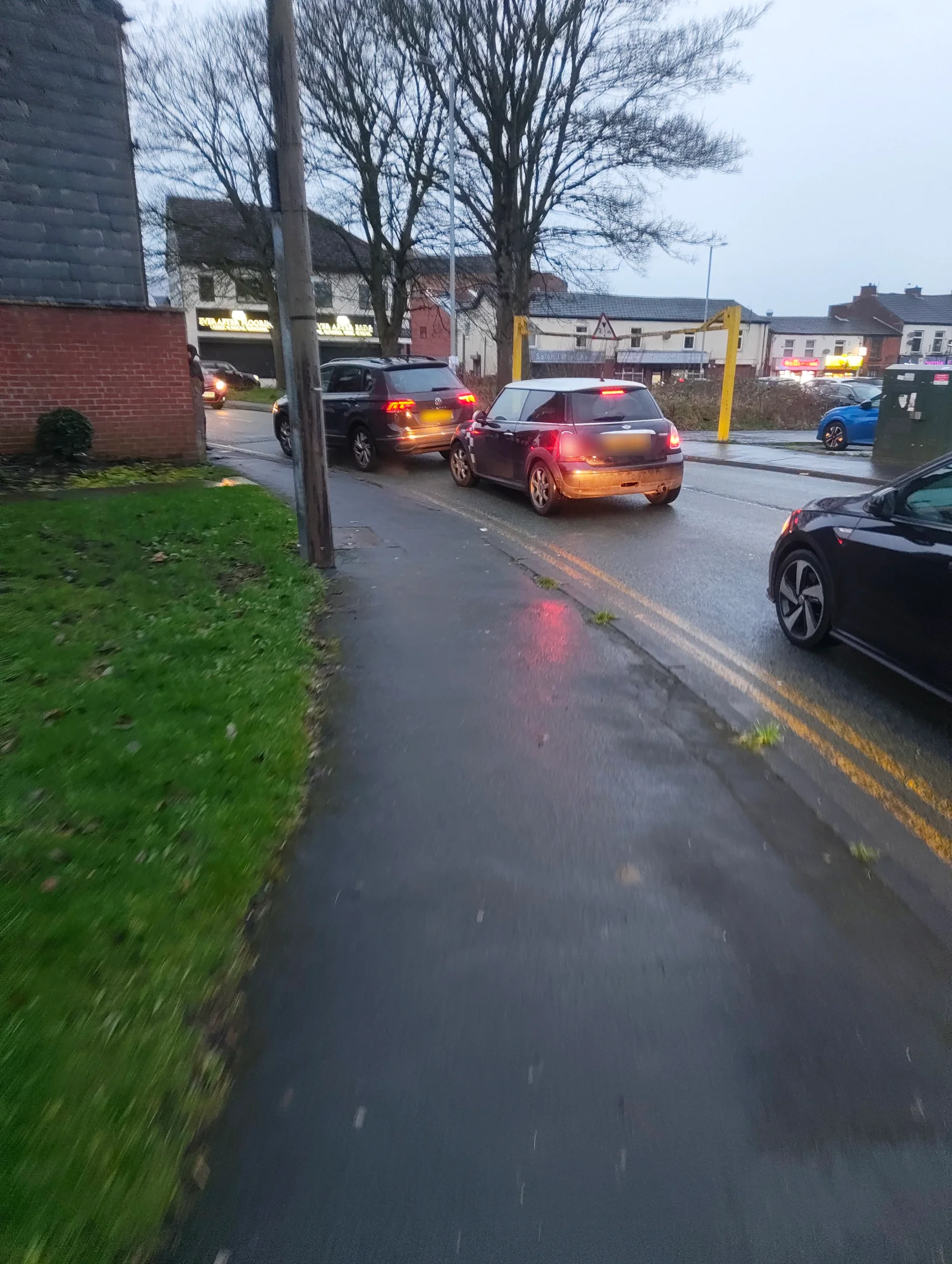 Black MINI R56 waiting in rainy traffic