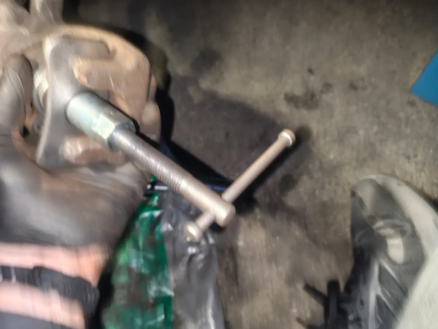 Brake caliper piston retraction tool handle