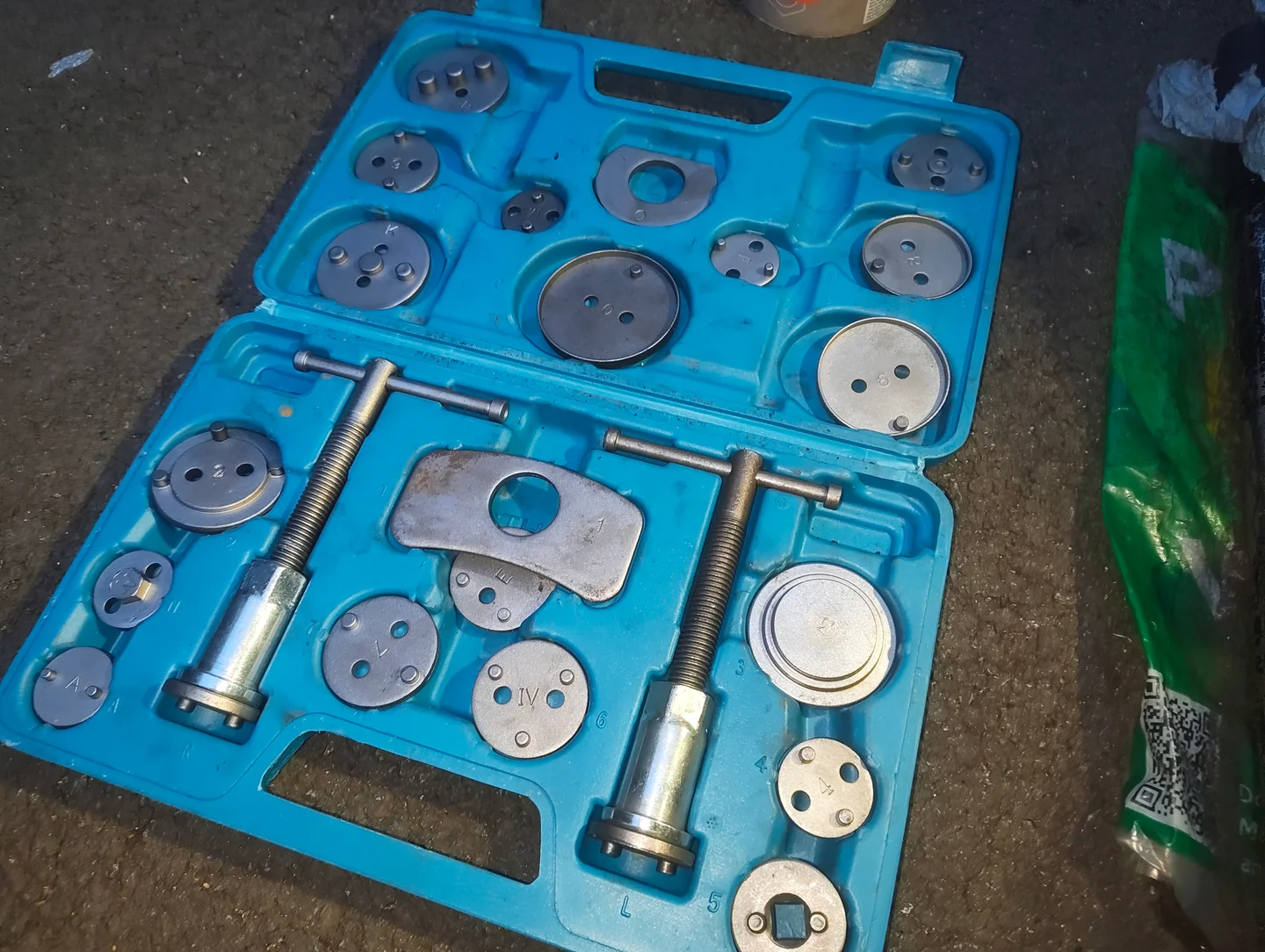 Brake caliper retraction tool