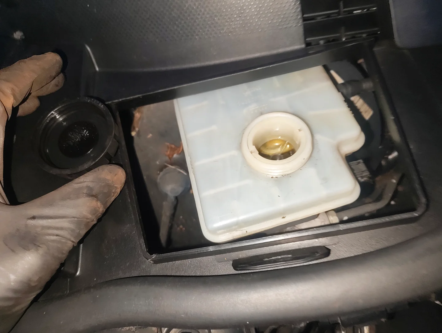 Brake reservoir with cap off