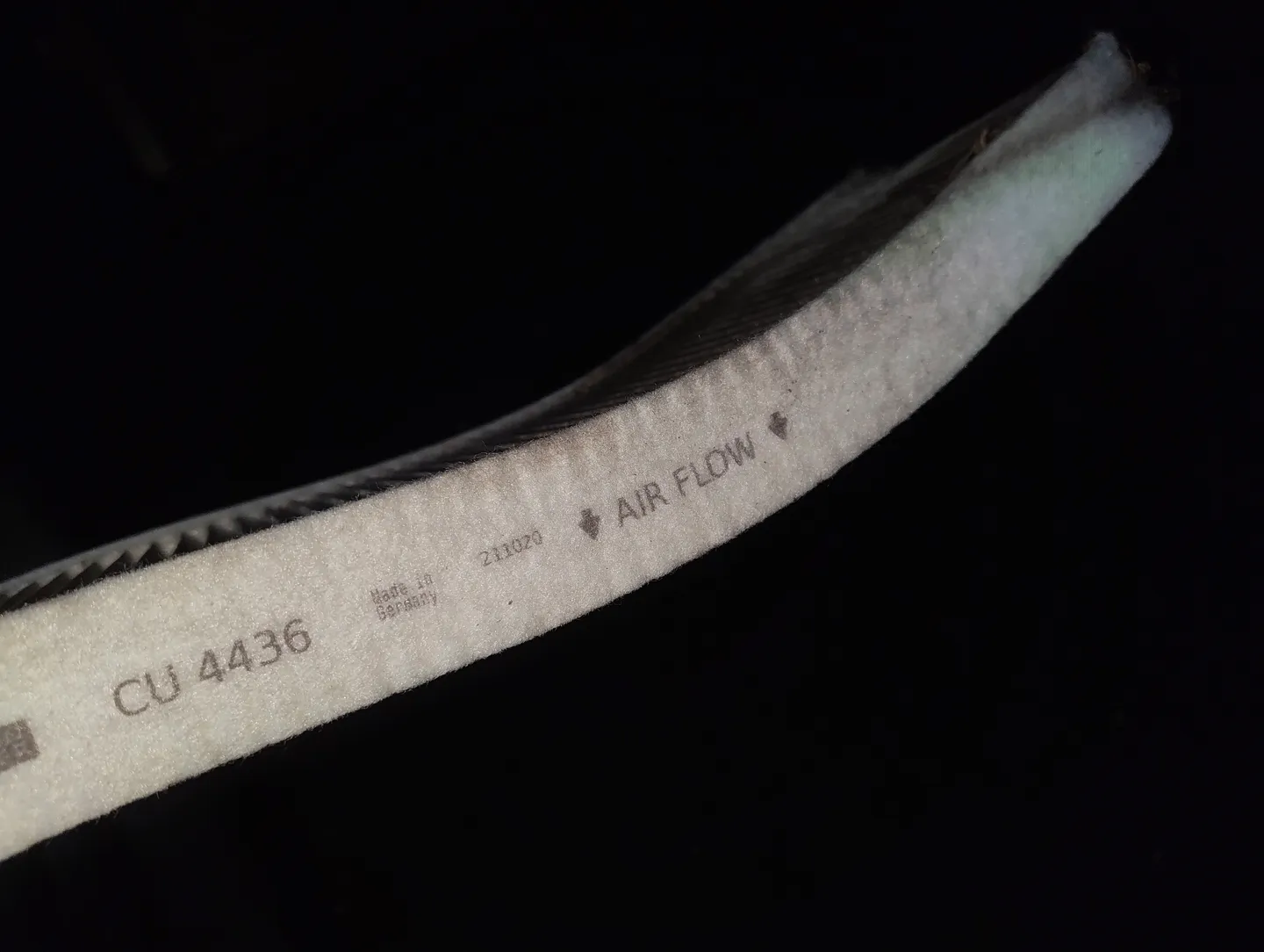 Cabin filter air flow arrows