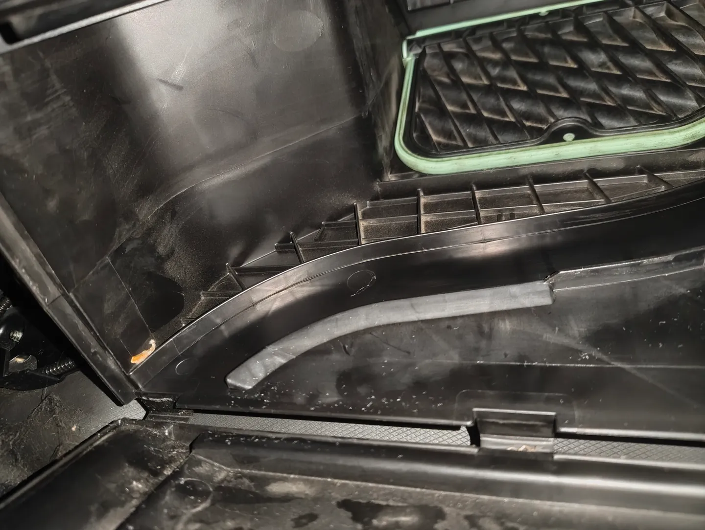 Cabin filter housing right rail