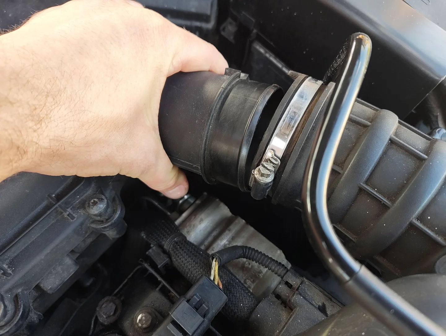 Disconnected intercooler pipe from air filter housing