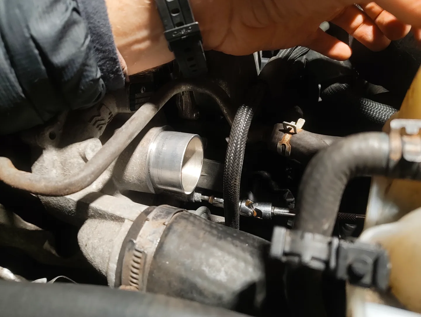 Diverter valve left bolt unscrewing position