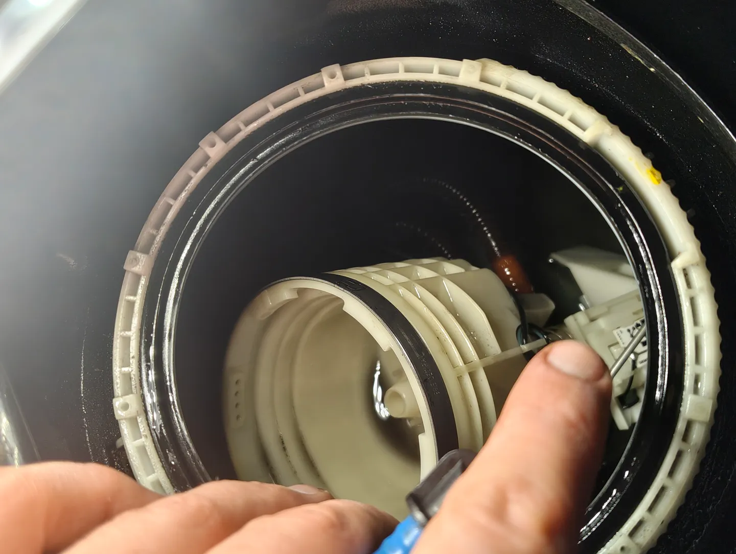 Emptying fuel filter housing