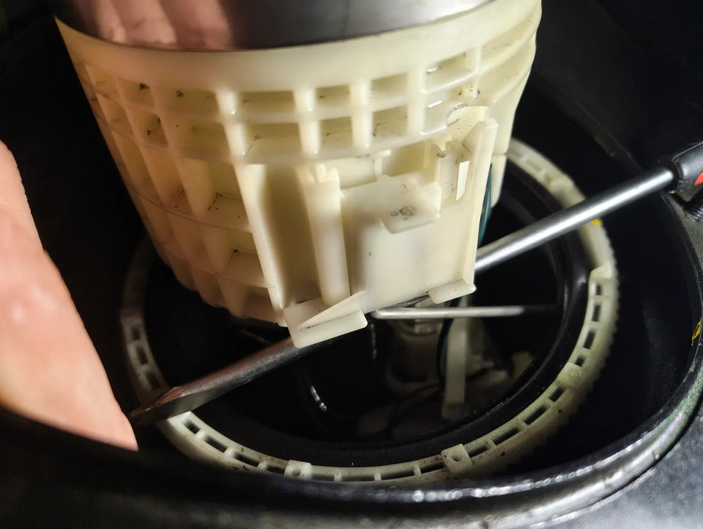 Jamming fuel fitler housing