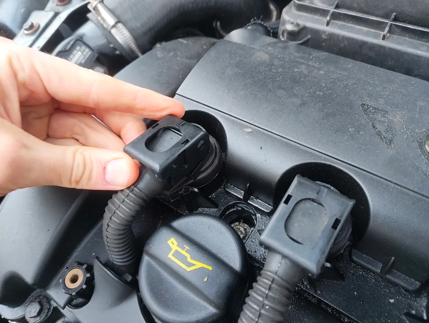 Lifting ignition coil fastener