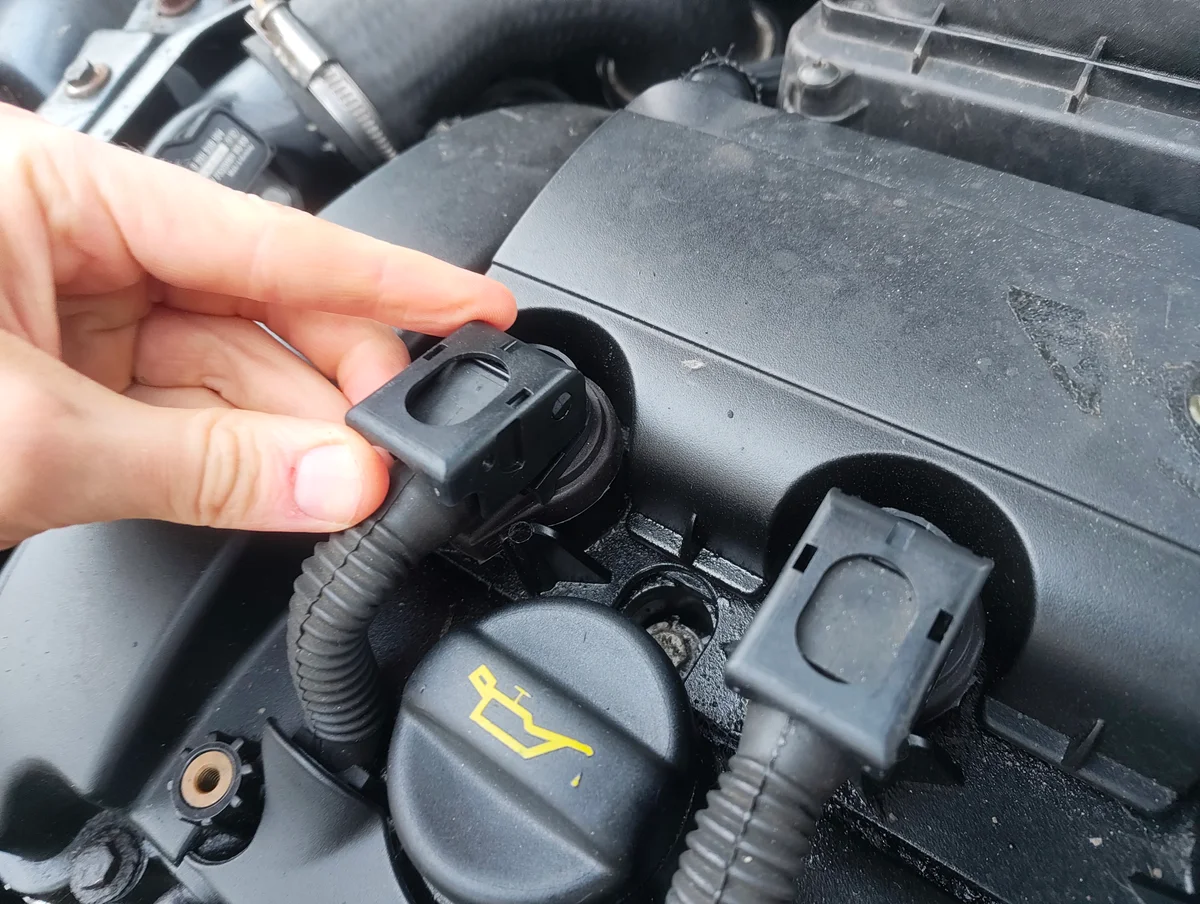 Lifting ignition coil fastener