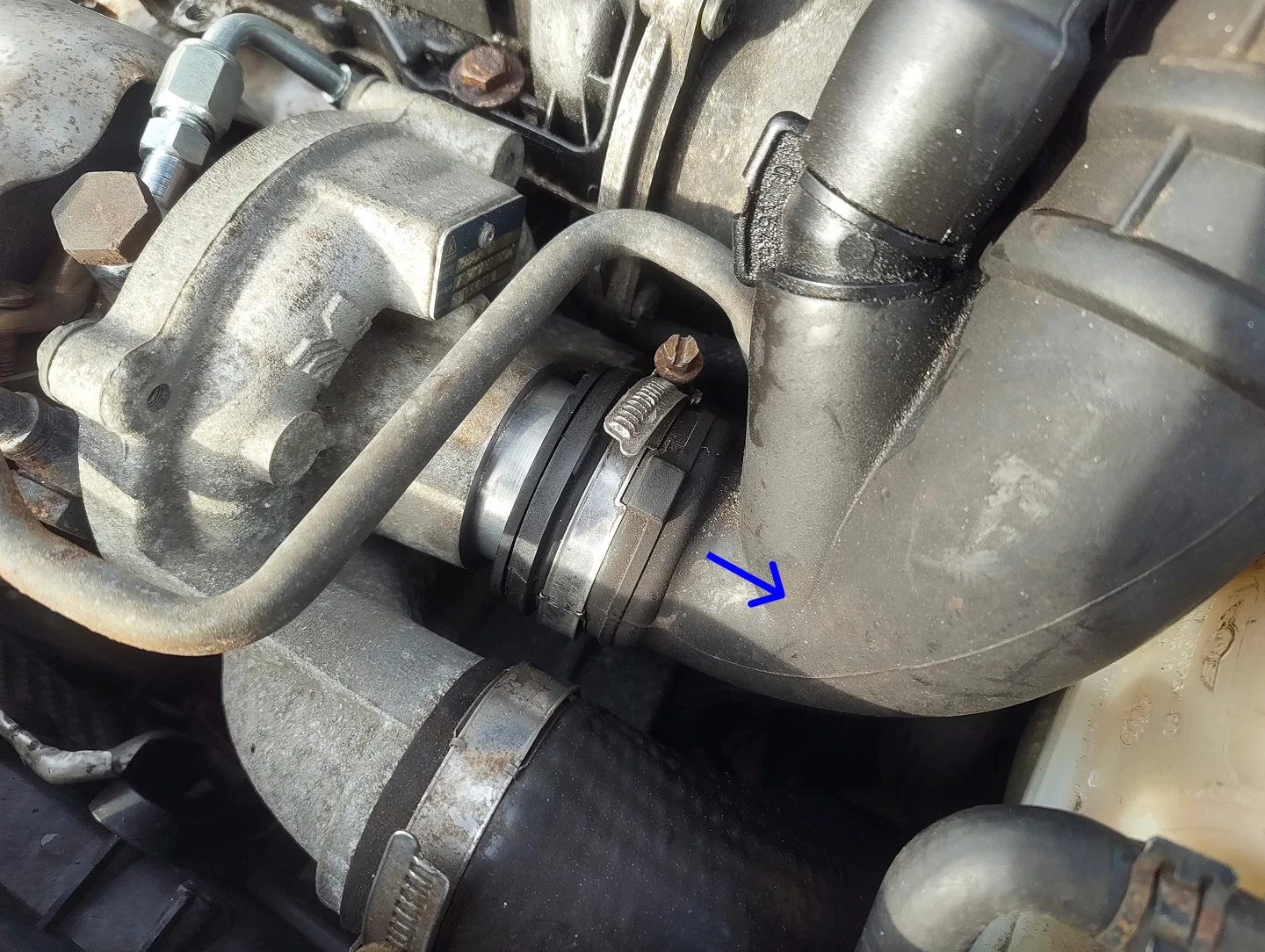 Loosened boost intake hose
