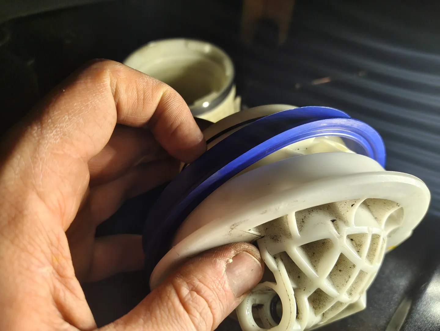 New fuel filter main seal installed