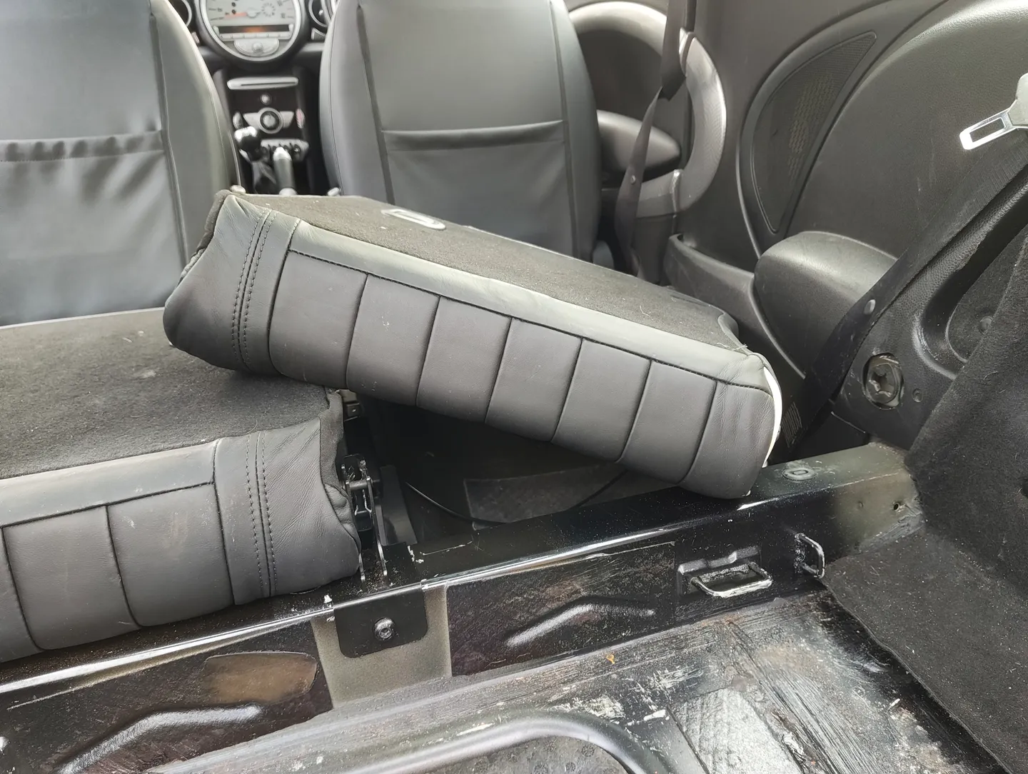 Rear seats removal