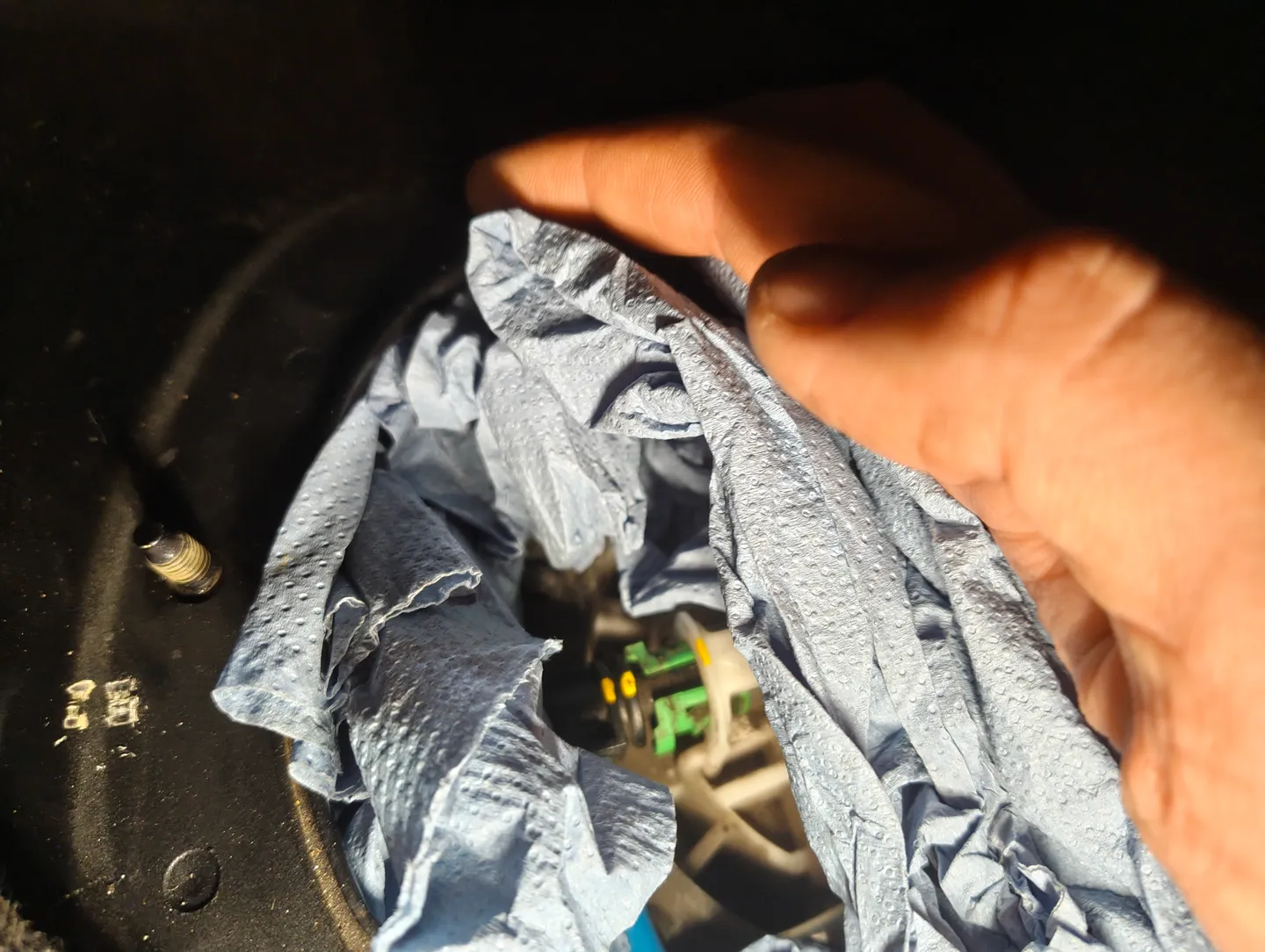 Padding fuel filter housing with tissue