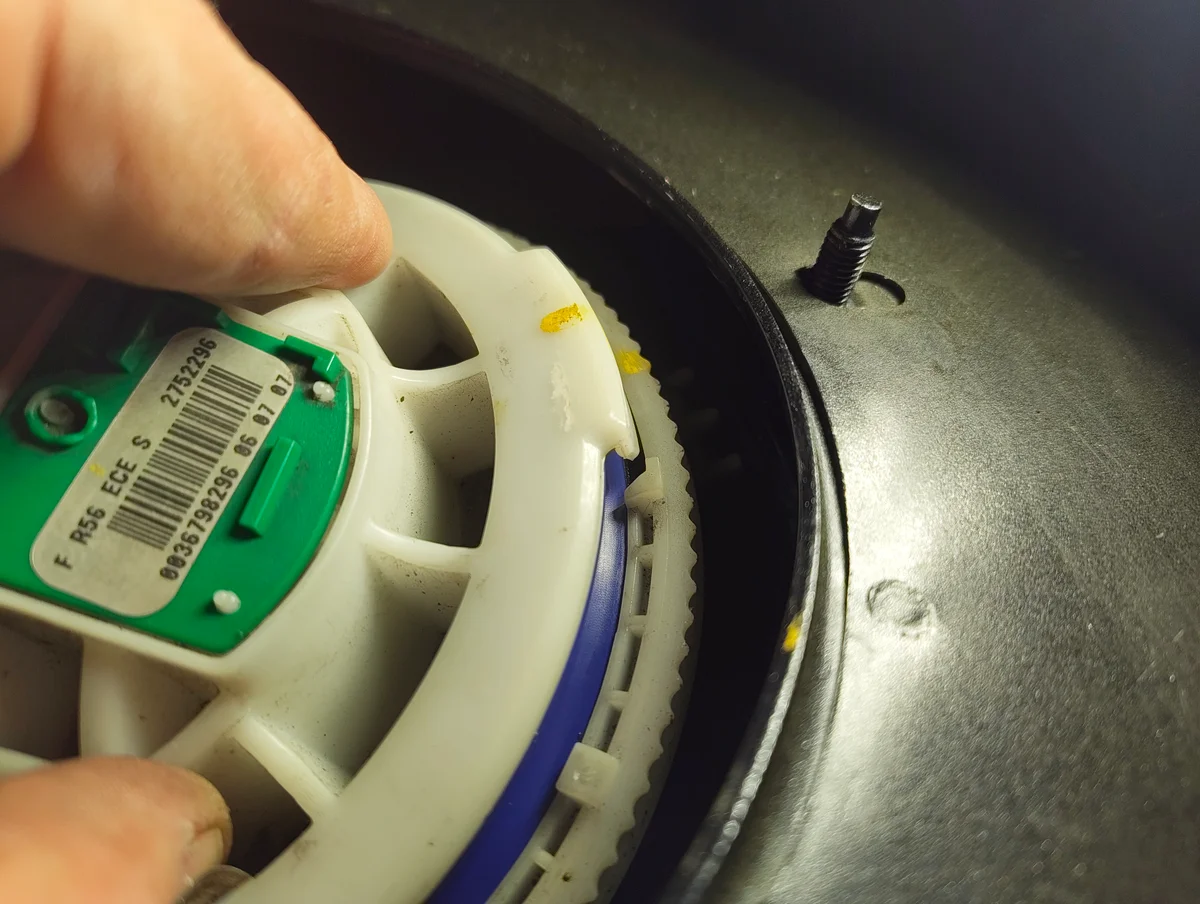 Pressing down fuel filter housing lid