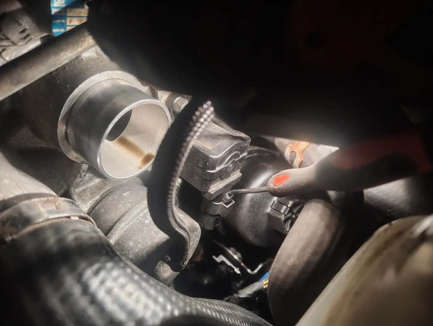 Prying diverter valve connector