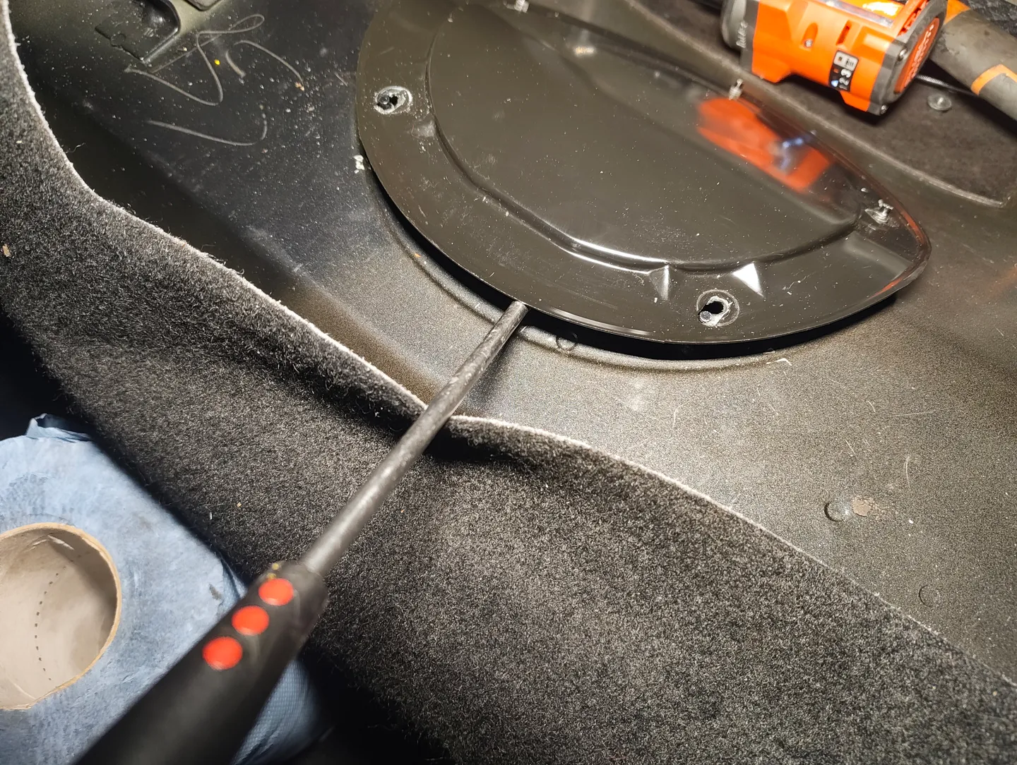 Prying fuel filter entry