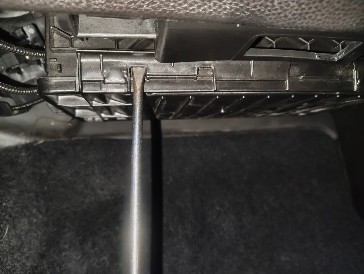 Prying open cabin filter housing clip