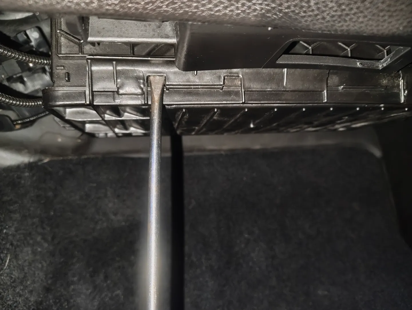 Prying open cabin filter housing clip