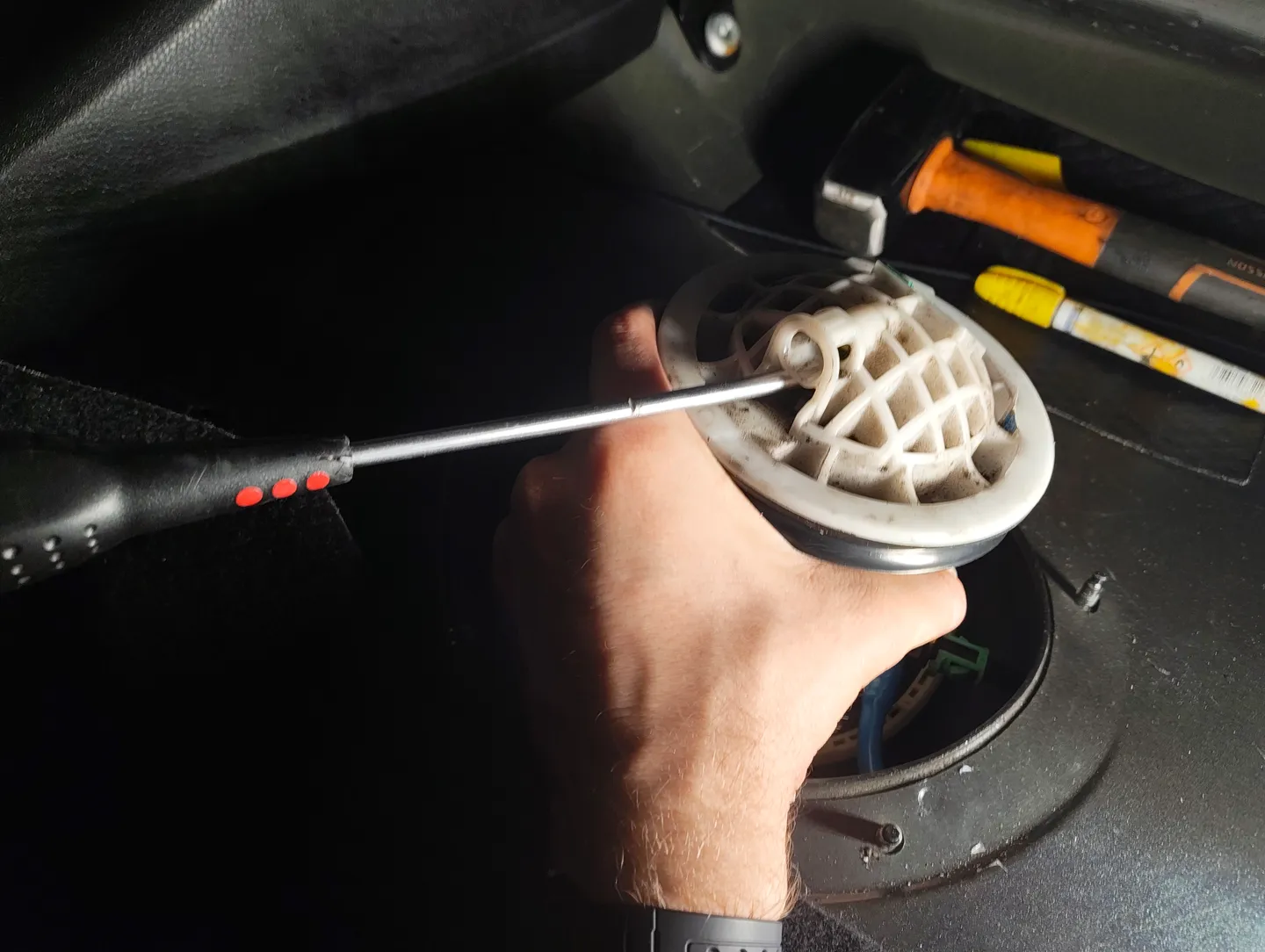 Prying open fuel filter housing lid