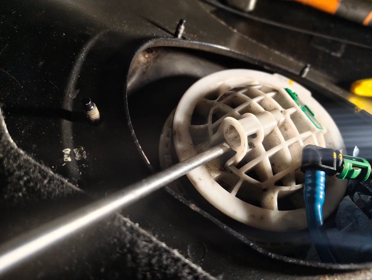 Prying up fuel filter housing