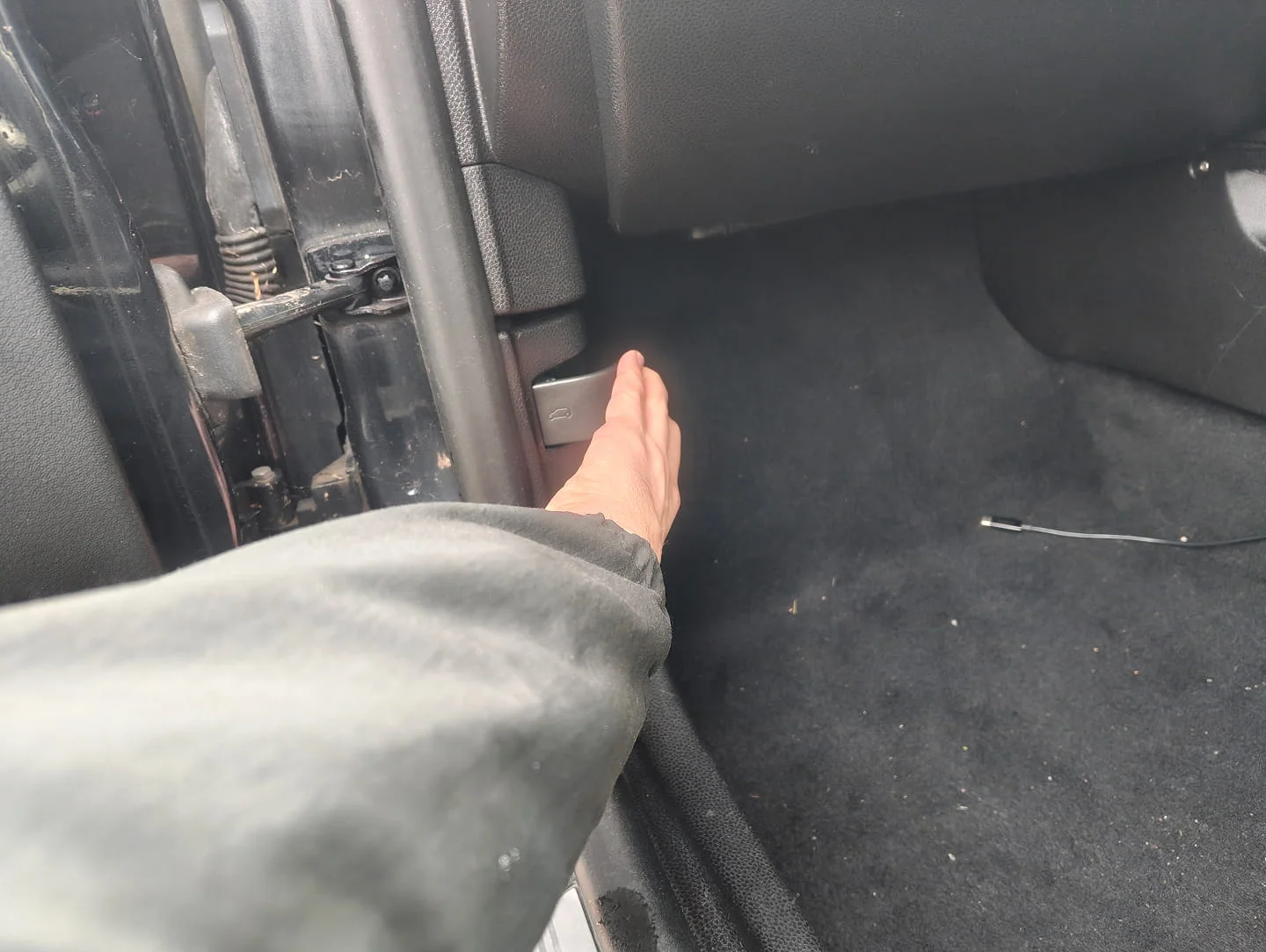 Pulling bonnet lever