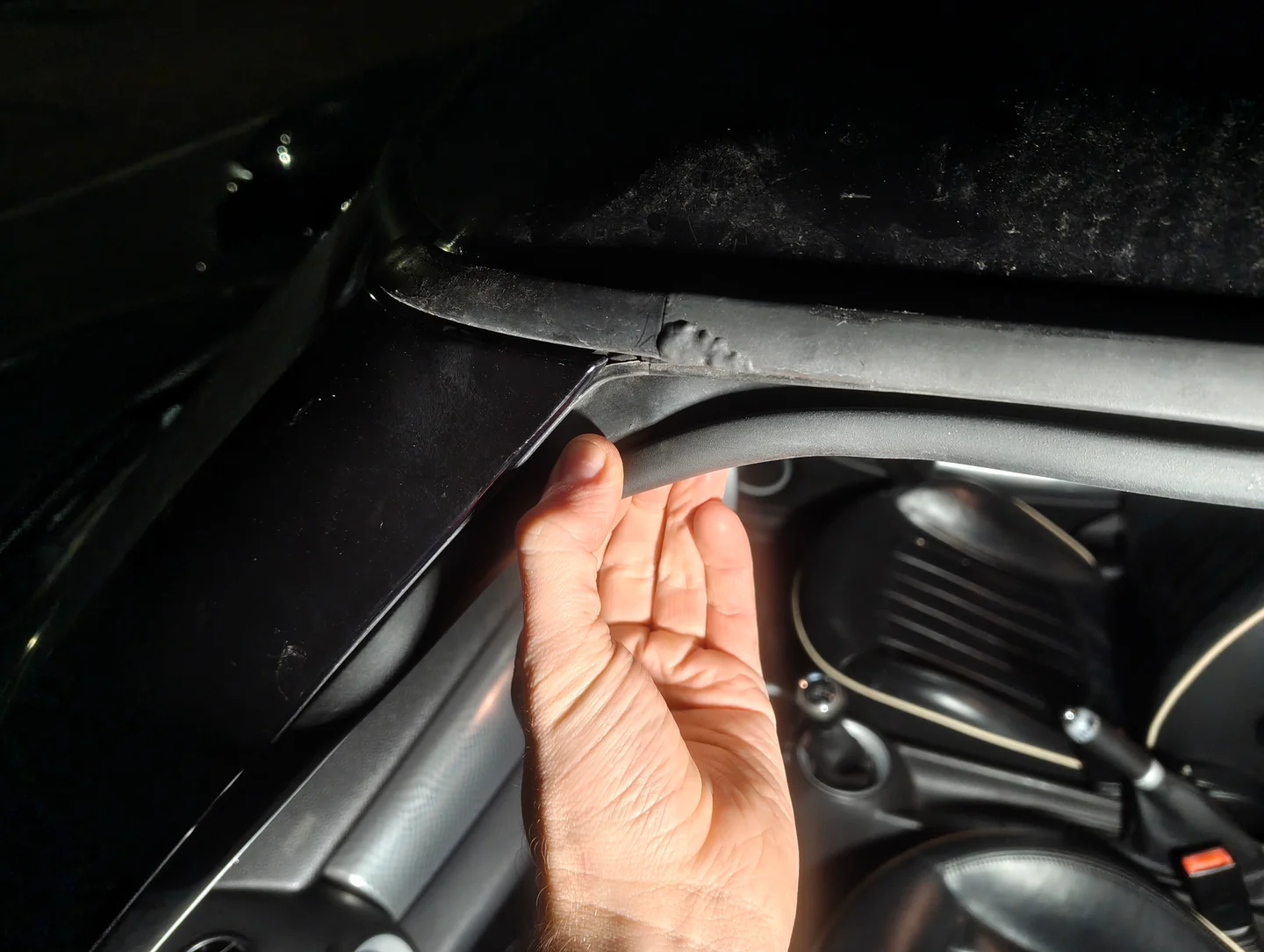 Pulling nearside door seal