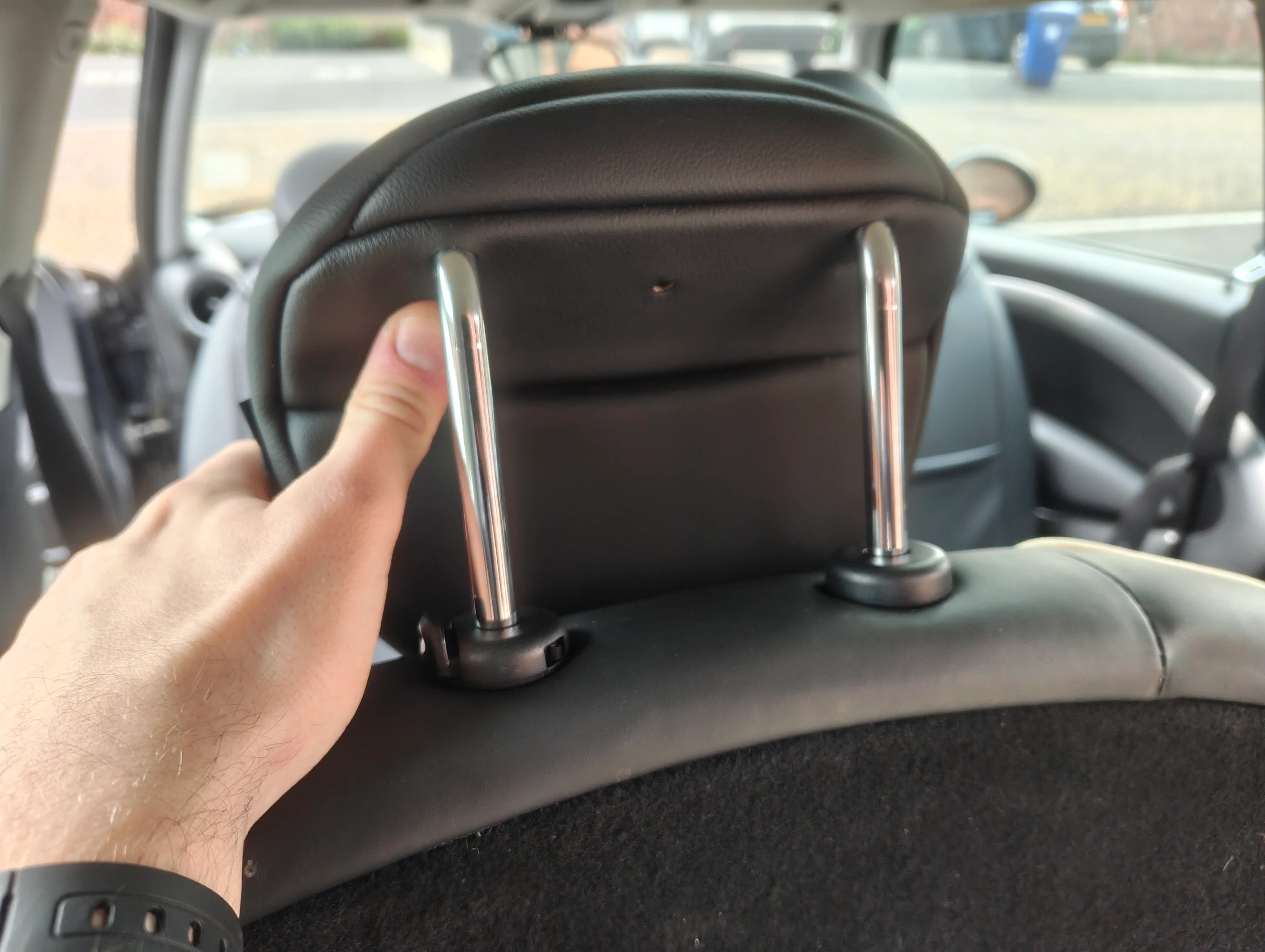 Pulling rear seat head rest up