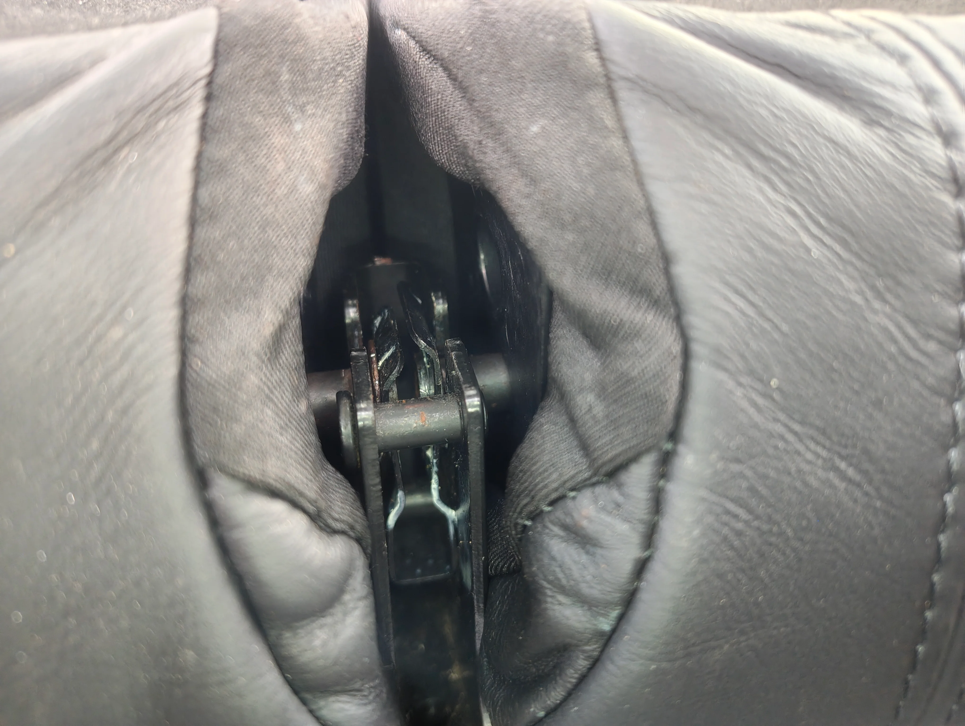 Rear seats center hinge close up