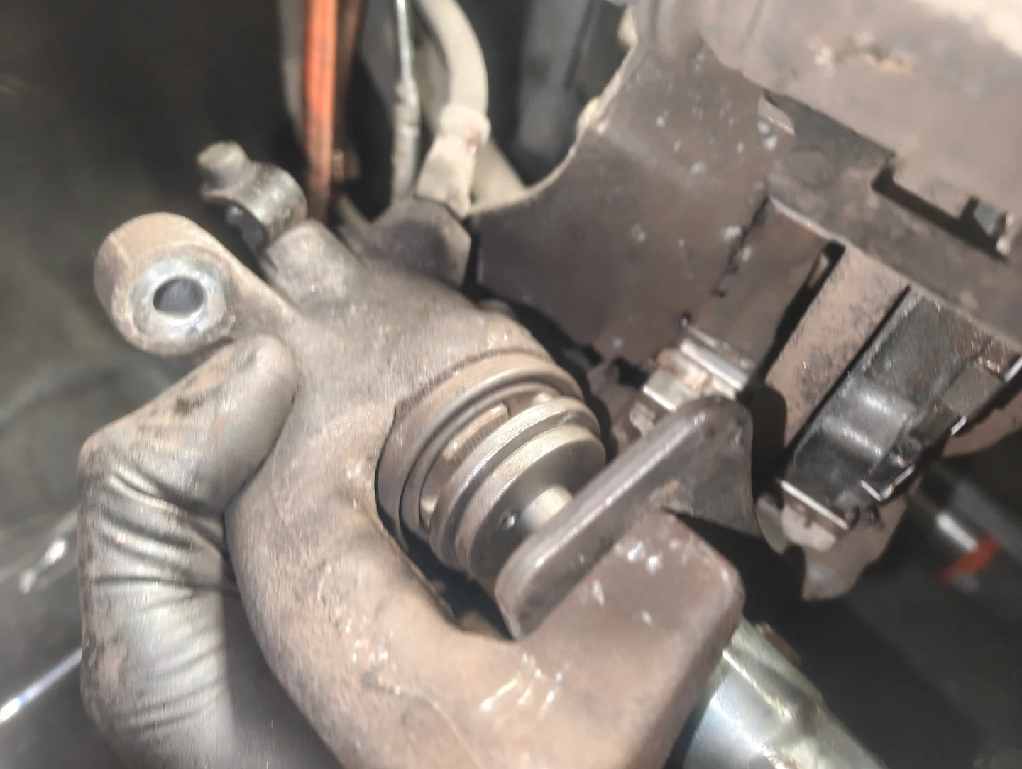 Retracted brake caliper piston