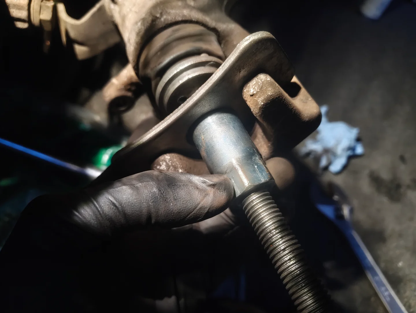 TurningBrake caliper retraction tool nutBrake caliper retraction tool nutBrake caliper retraction tool nut bolt on brake caliper piston retraction tool