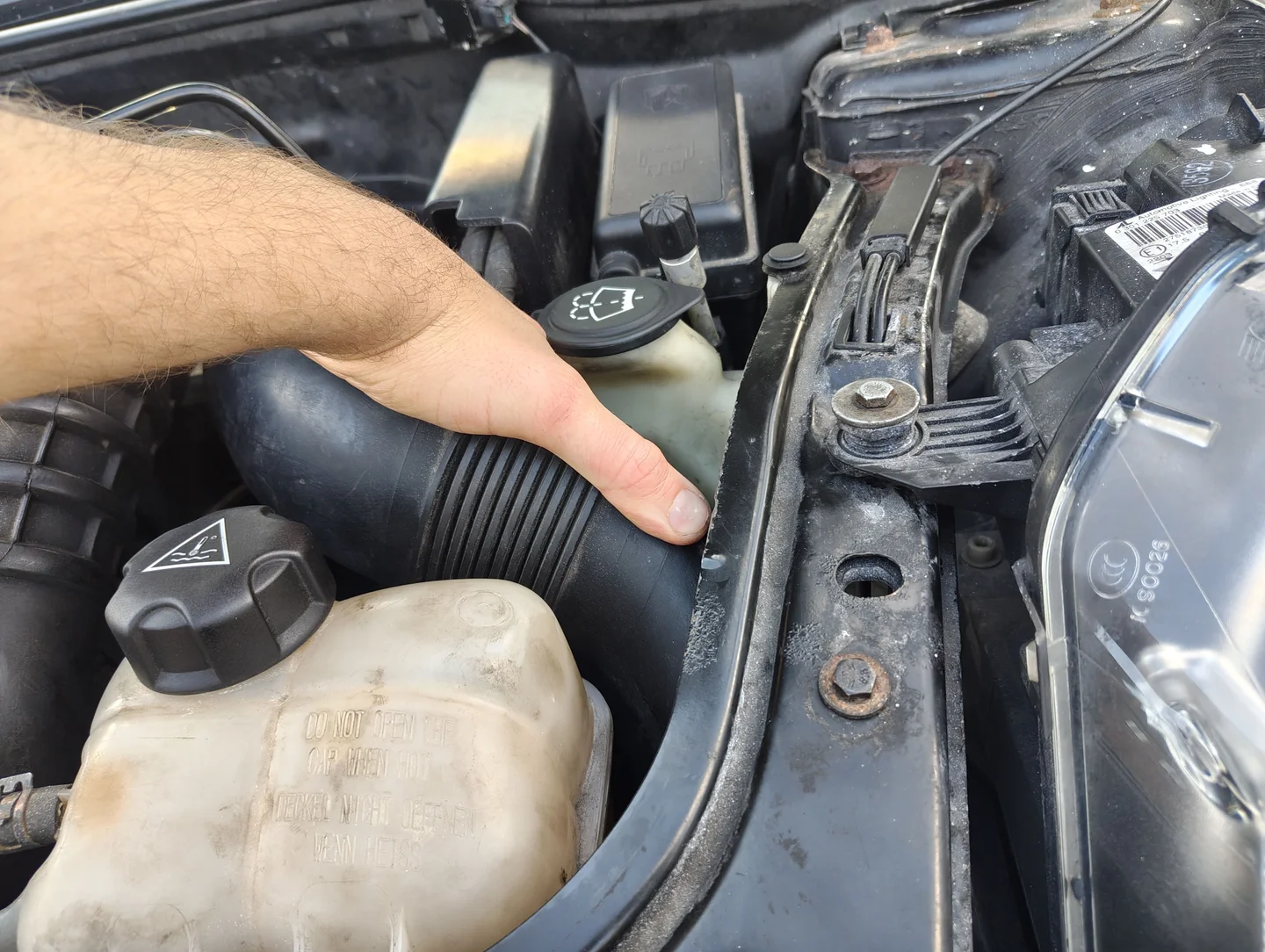 Twisting air intake duct