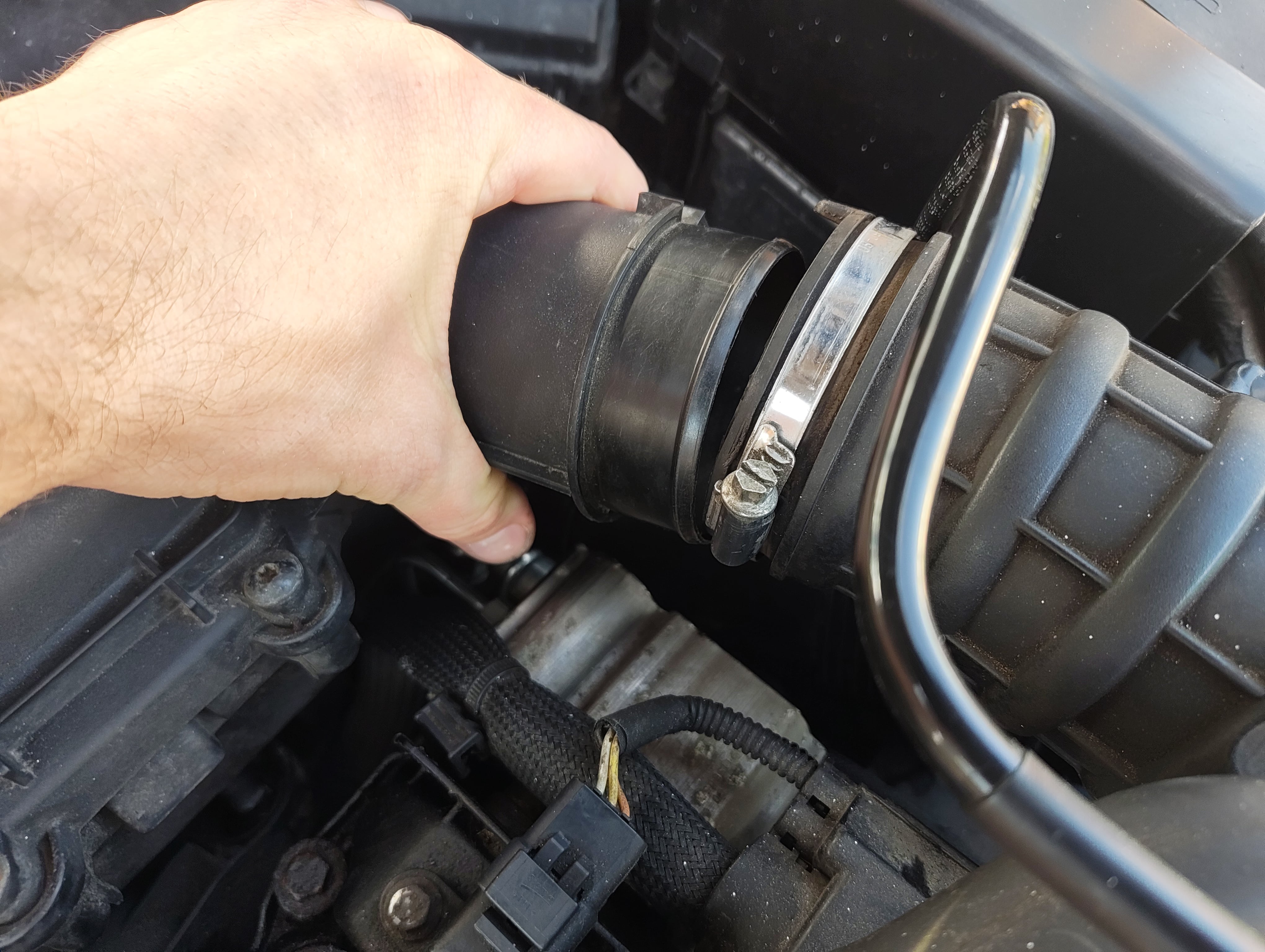 Disconnected intercooler pipe from air filter housing